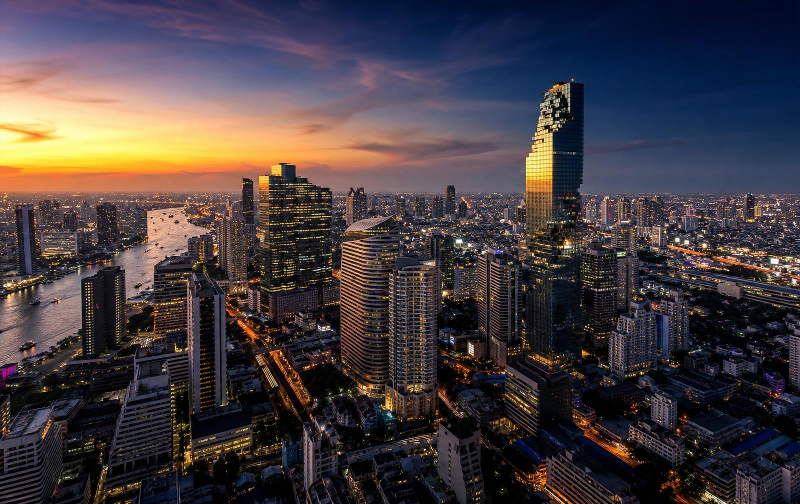 อาคารสำนักงานย่านสีลม-สาทร กรุงเทพฯ ในช่วง golden hour
