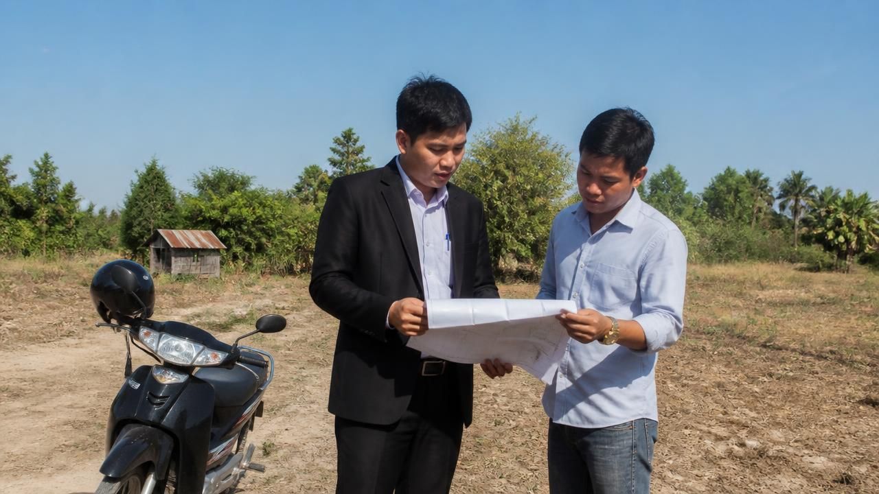 การทำงาน ตรวจสอบกรรมสิทธิ์ที่ดินและทรัพย์สินก่อนตัดสินใจ โดยทีมทนายความและนักบัญชีของเรา